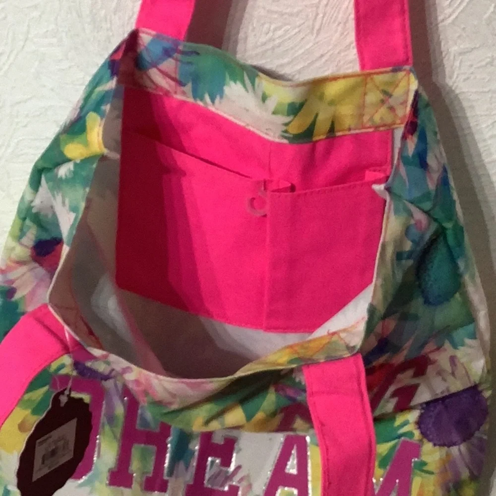 SO NEW - Living the Dream flower TOTE w/ inside pouch